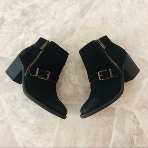 NWOT QUPID black buckle intentionally distressed western ankle booties size 5.5